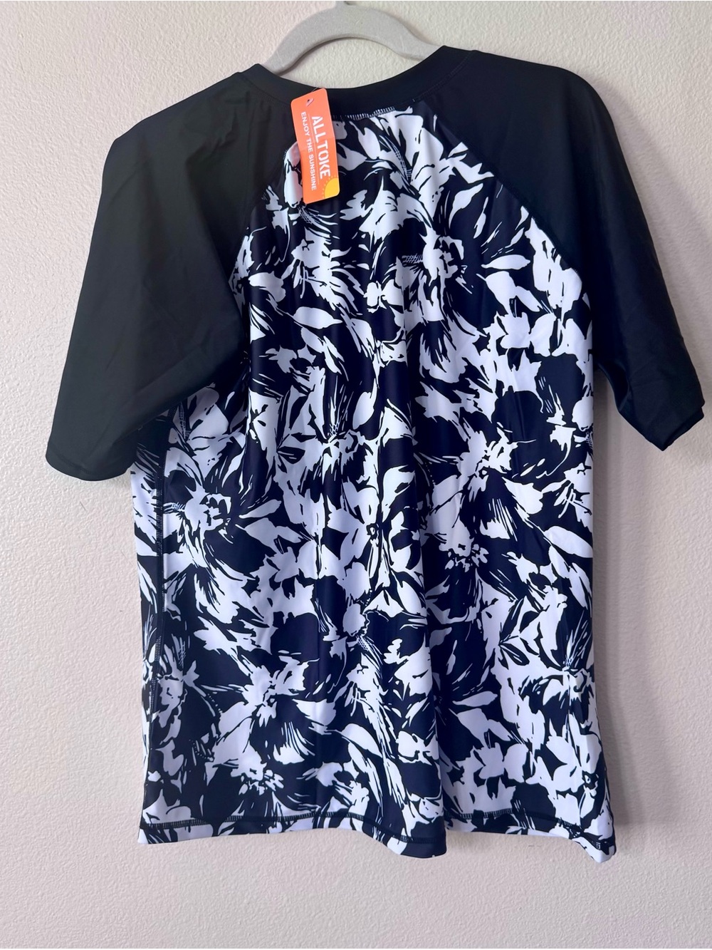 NWT Alltoke Plus Size 1X Black White Floral Short Sleeve Rash Guard Swim Top - Picture 5 of 5